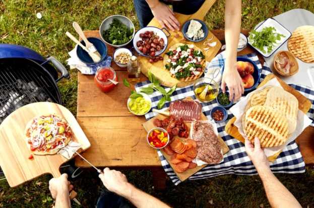 how to plan an outdoor pizza party